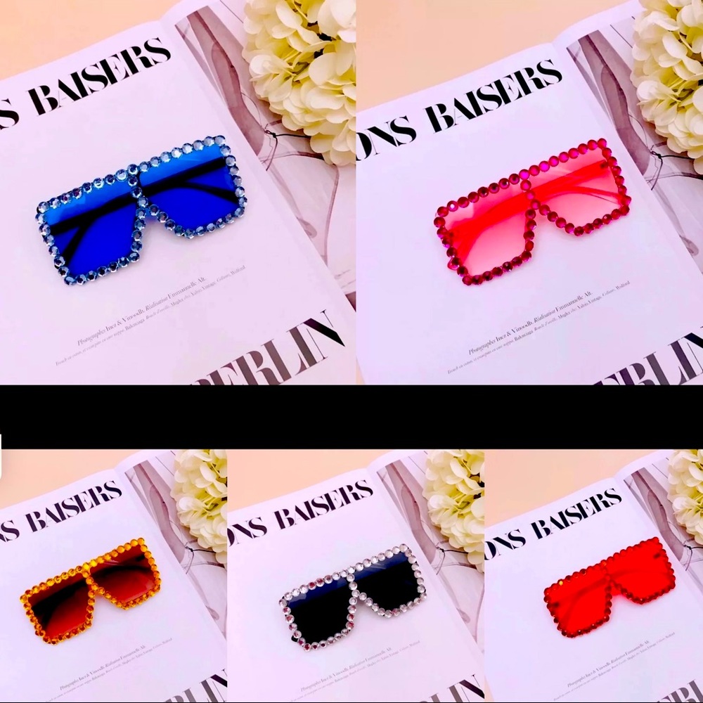 Sunglasses free case and reusable wipes